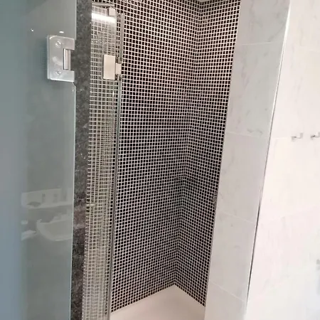 Eleven Liefdeshotel *